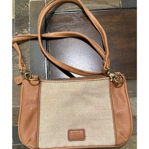 Fossil Crossbody‎ bag. Tan Creme. Zip closure. Lined pockets. Detachable strap